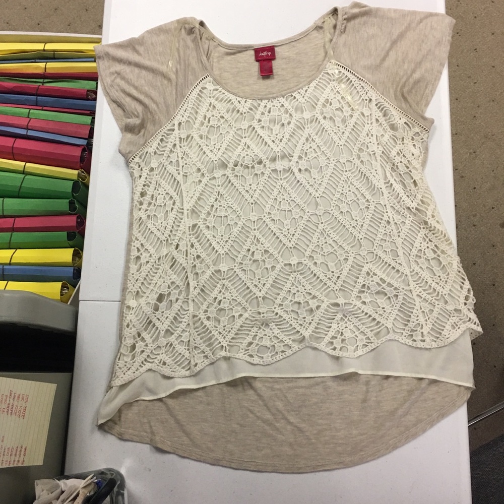 Day trip shirt with lace detail on front
